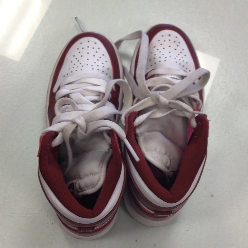 Nike Jordan high Top red white is Sneakers